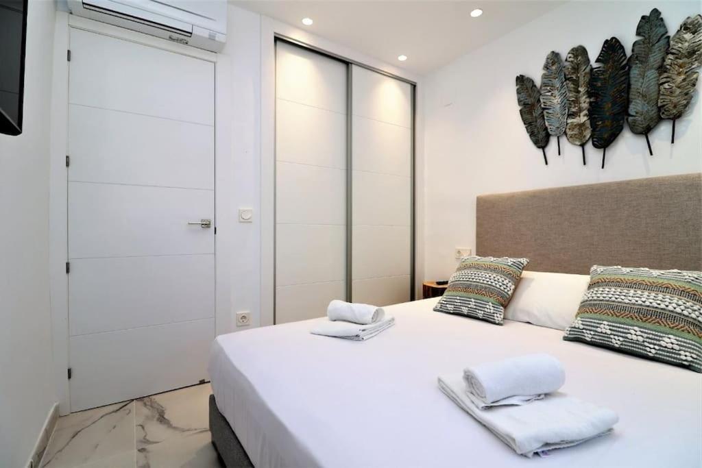 Luxurious 2-bedroom With Stunning Views, 1st Line On Levante Beach, Appartement
