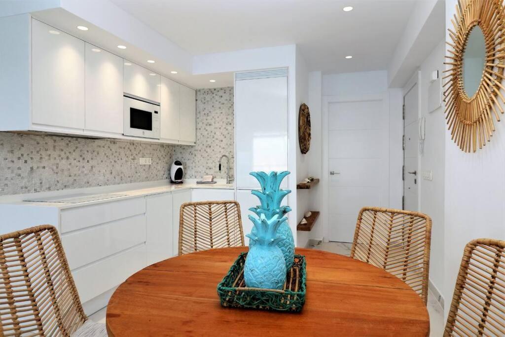 Luxurious 2-bedroom With Stunning Views, 1st Line On Levante Beach, Appartement